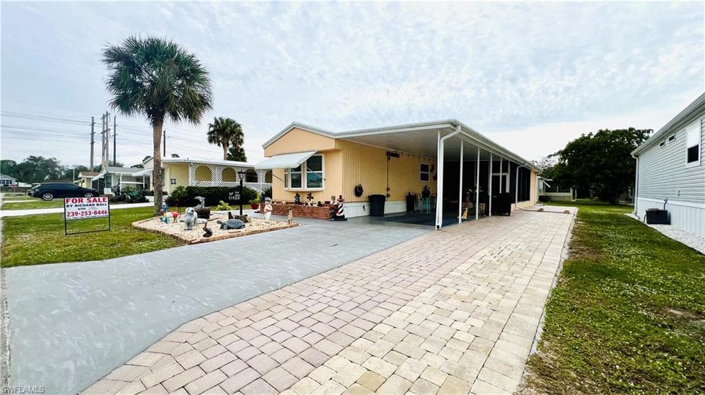 11920 Yellowstone DR BONITA SPRINGS, FL 34135