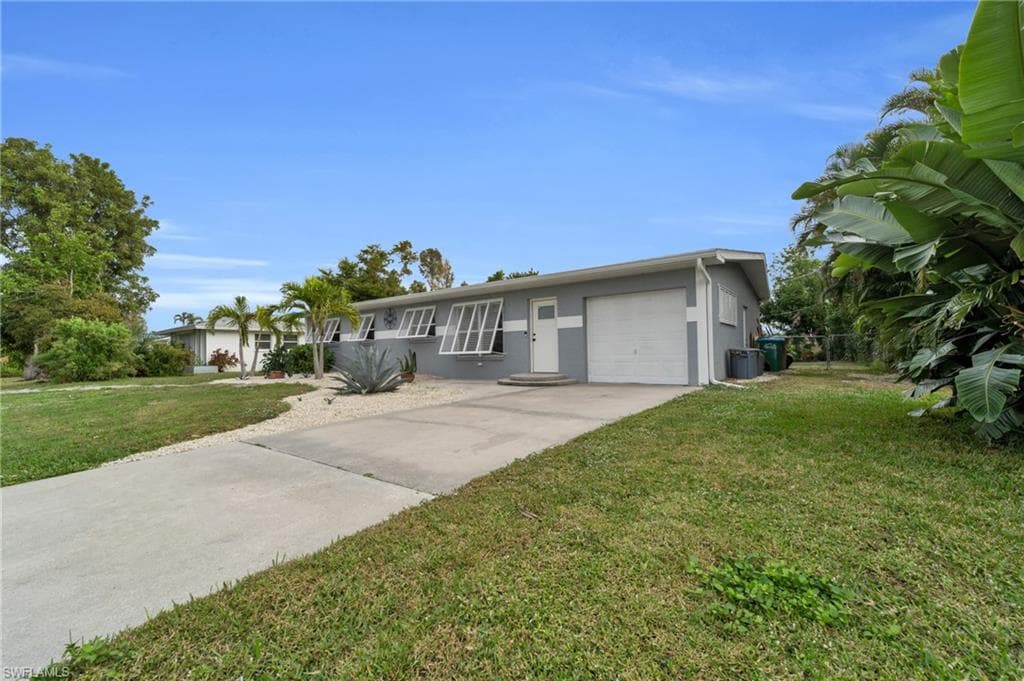5221 York CT CAPE CORAL, FL 33904