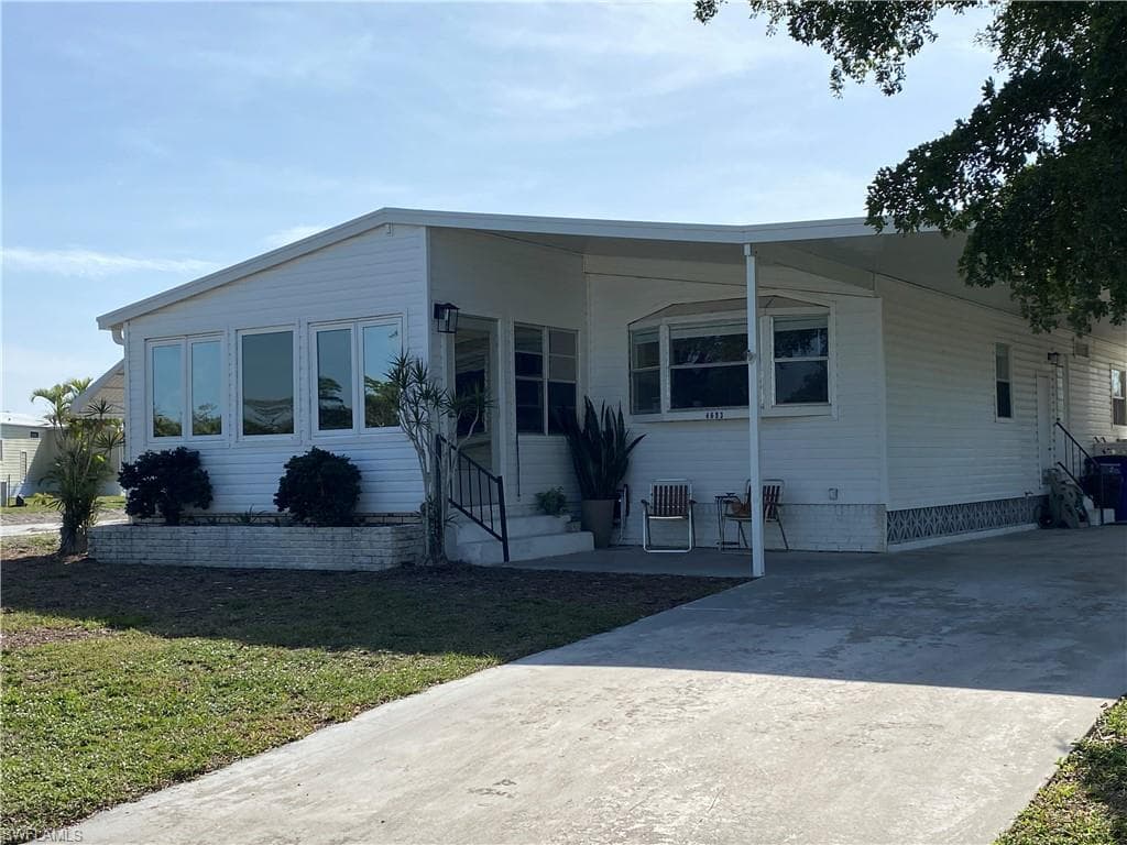 4693 Fiji LN BONITA SPRINGS, FL 34134