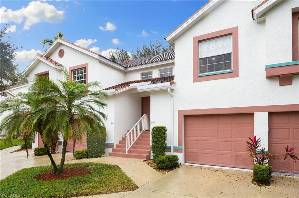517 Windsor SQ 202 NAPLES, FL 34104
