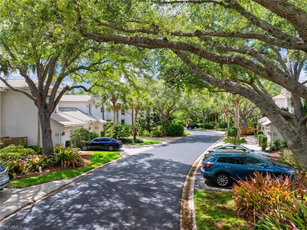 27071 Lake Harbor CT 201 BONITA SPRINGS, FL 34134