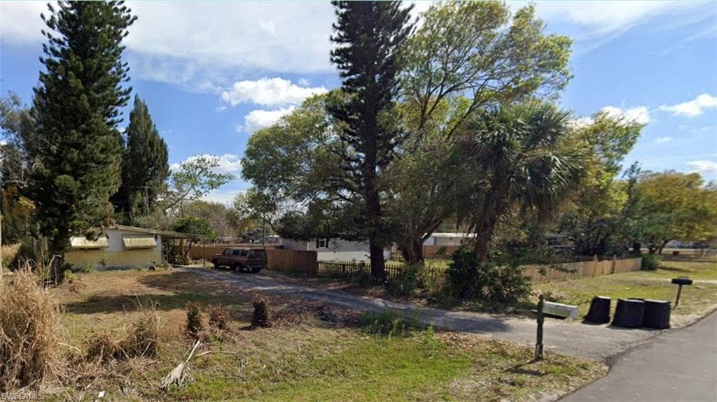 8085 McDaniel DR NORTH FORT MYERS, FL 33917