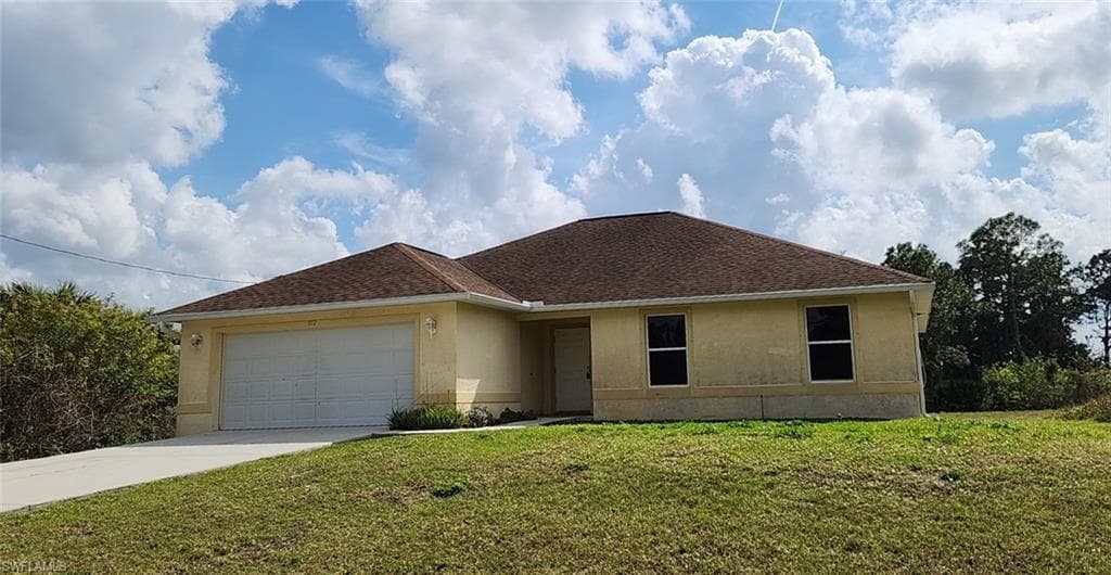 952 Lakeside DR LEHIGH ACRES, FL 33974