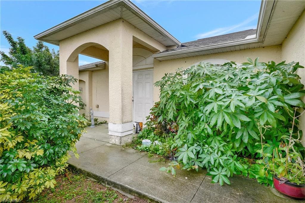 1726 17th TER CAPE CORAL, FL 33909