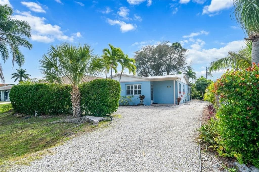 576 103rd AVE N NAPLES, FL 34108
