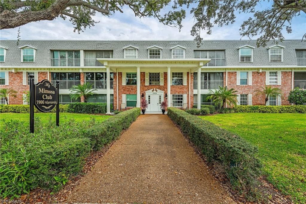 1900 Alamanda DR 304 NAPLES, FL 34102