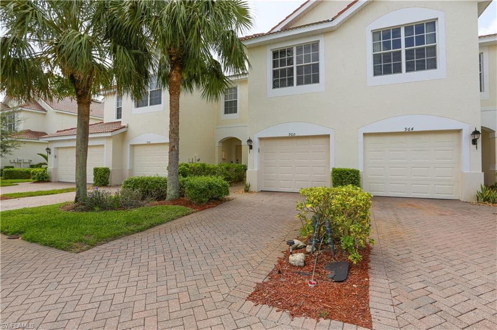 960 Hampton CIR 80 NAPLES, FL 34105