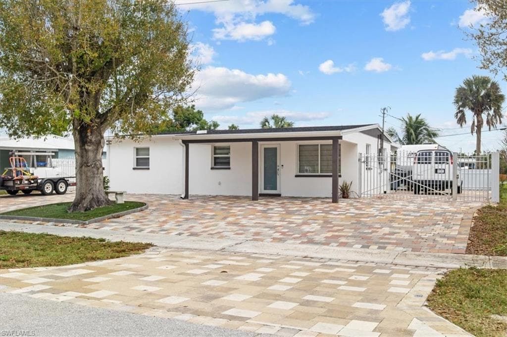 944 Tropical Palm AVE NORTH FORT MYERS, FL 33903