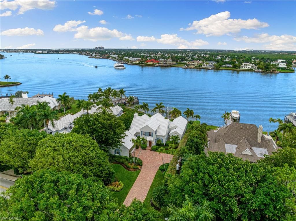 901 Galleon DR NAPLES, FL 34102