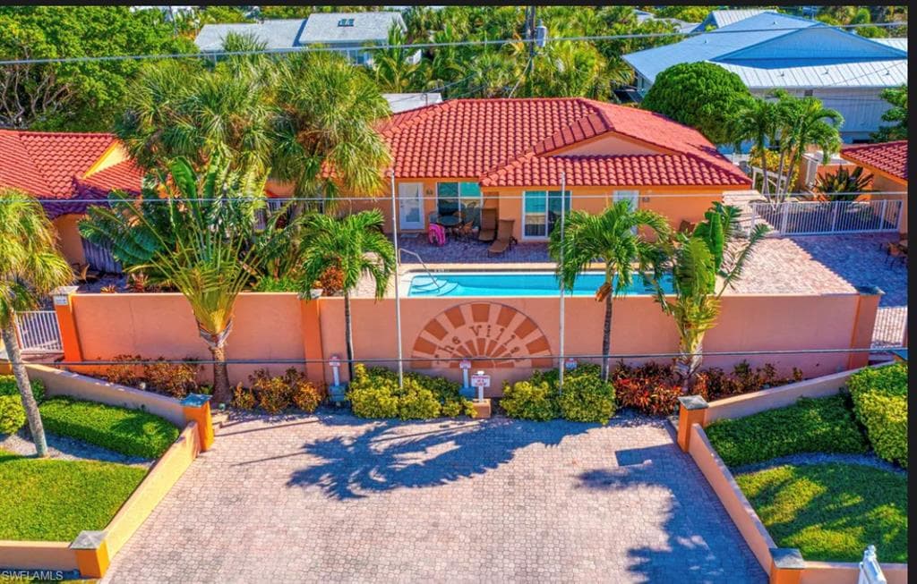 7103 Gulf DR 1B HOLMES BEACH, FL 34217