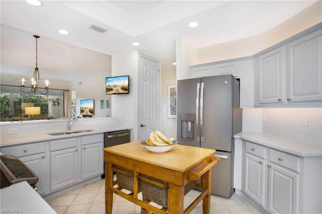 4800 Yacht Harbor DR 811 NAPLES, FL 34112