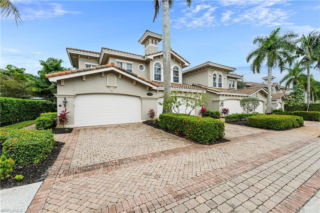 9126 Cherry Oaks LN 8-201 NAPLES, FL 34114