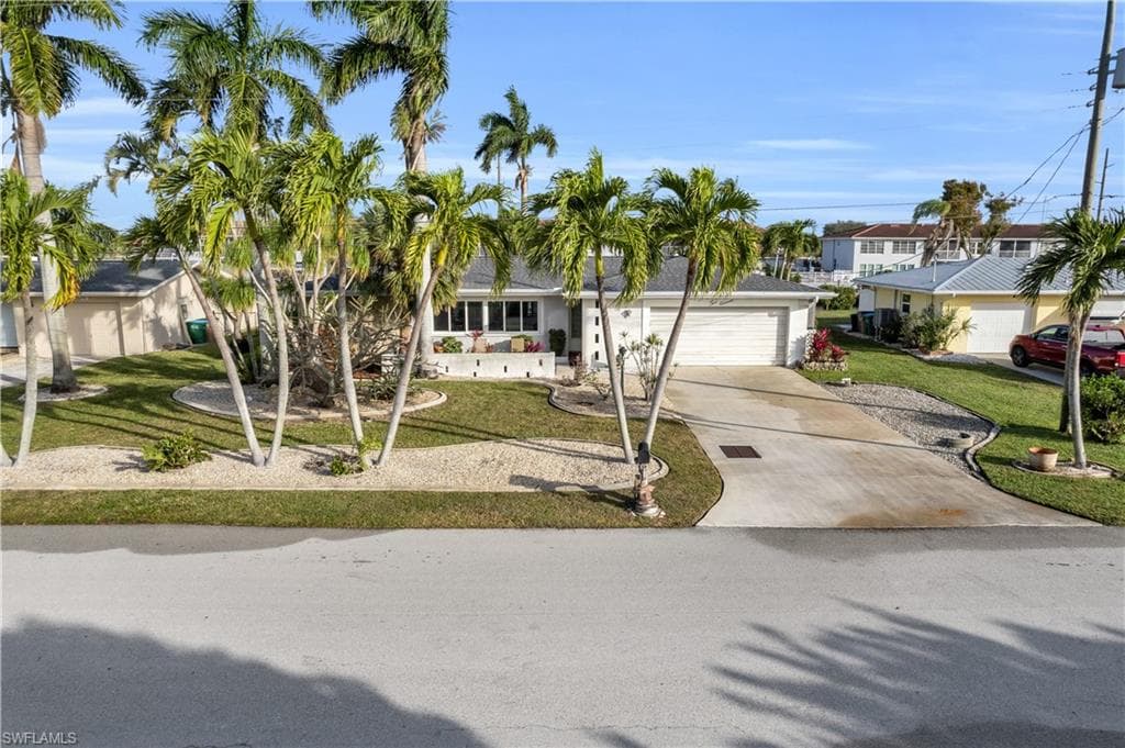 211 Santa Monica CT CAPE CORAL, FL 33904