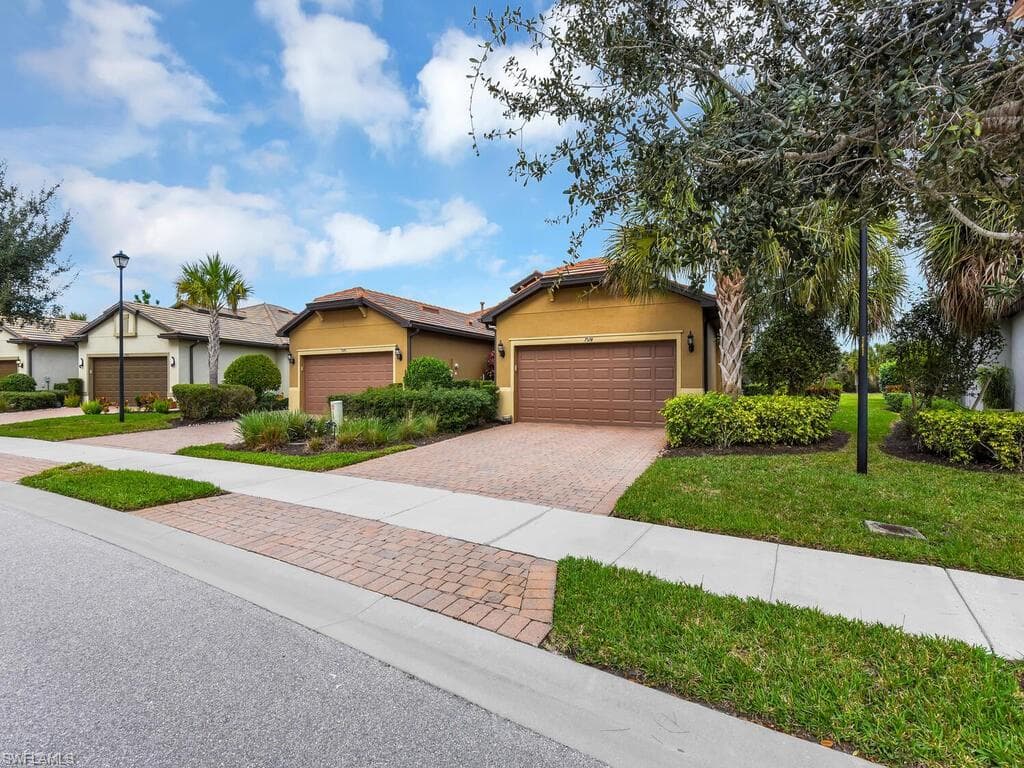 7574 Jacaranda LN NAPLES, FL 34114