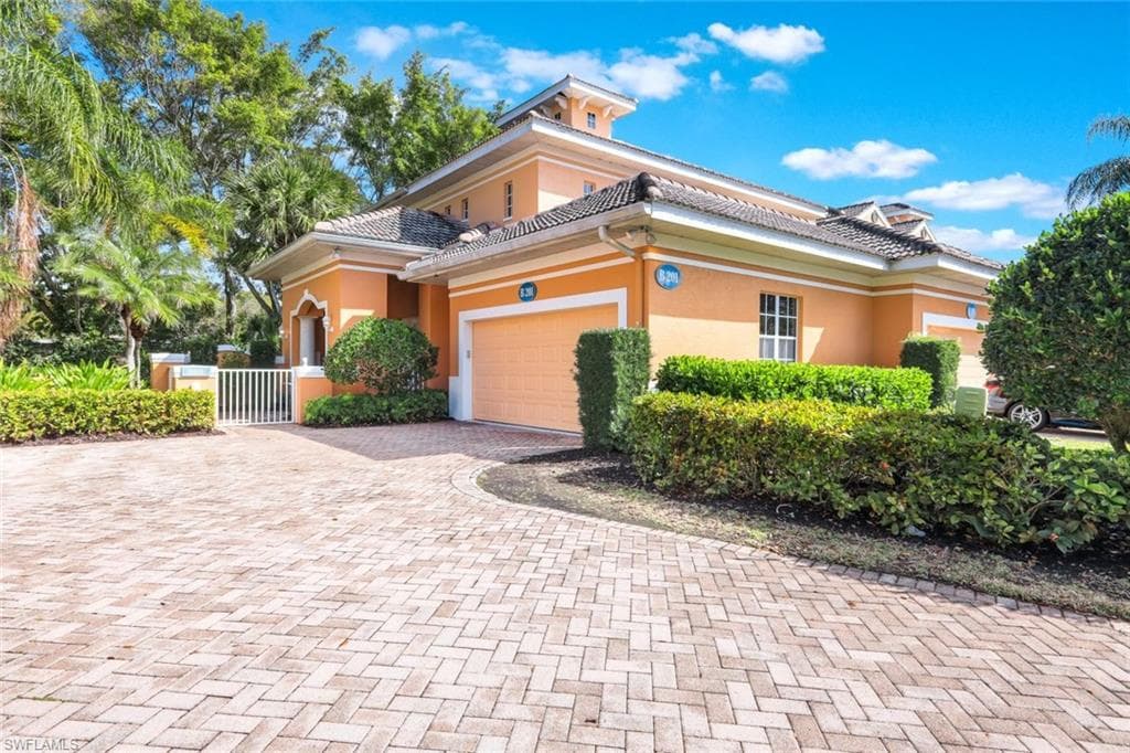 4815 Aston Gardens WAY B-201 NAPLES, FL 34109