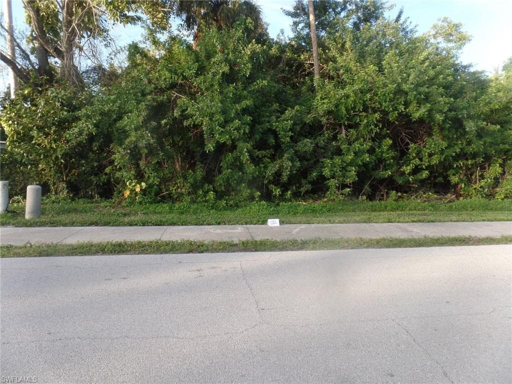 564 State ST NORTH FORT MYERS, FL 33903