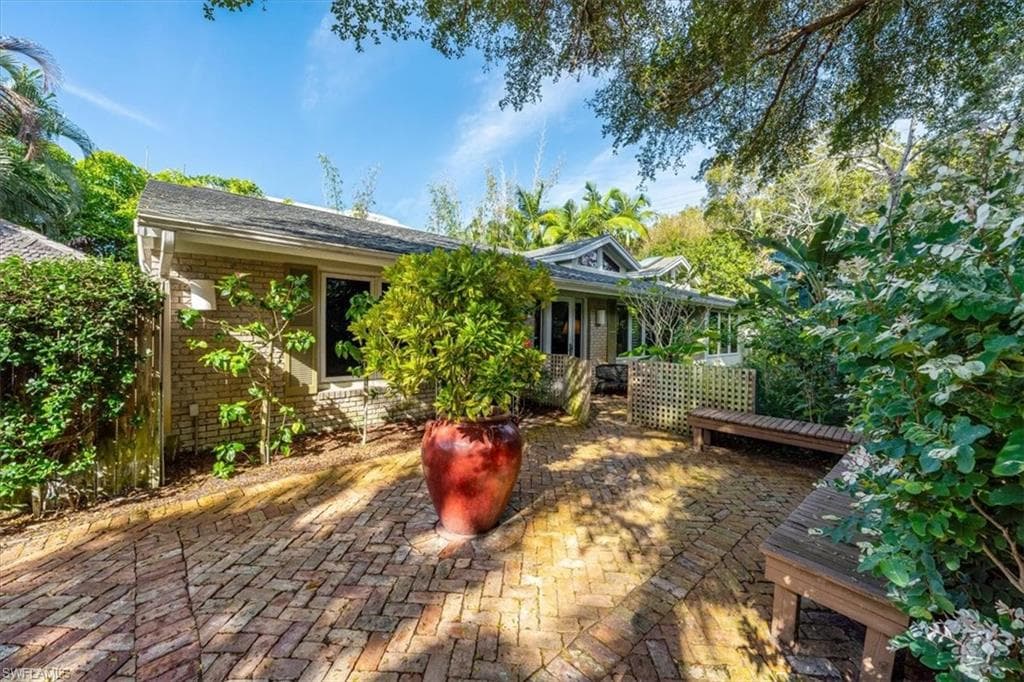 295 6th ST N NAPLES, FL 34102