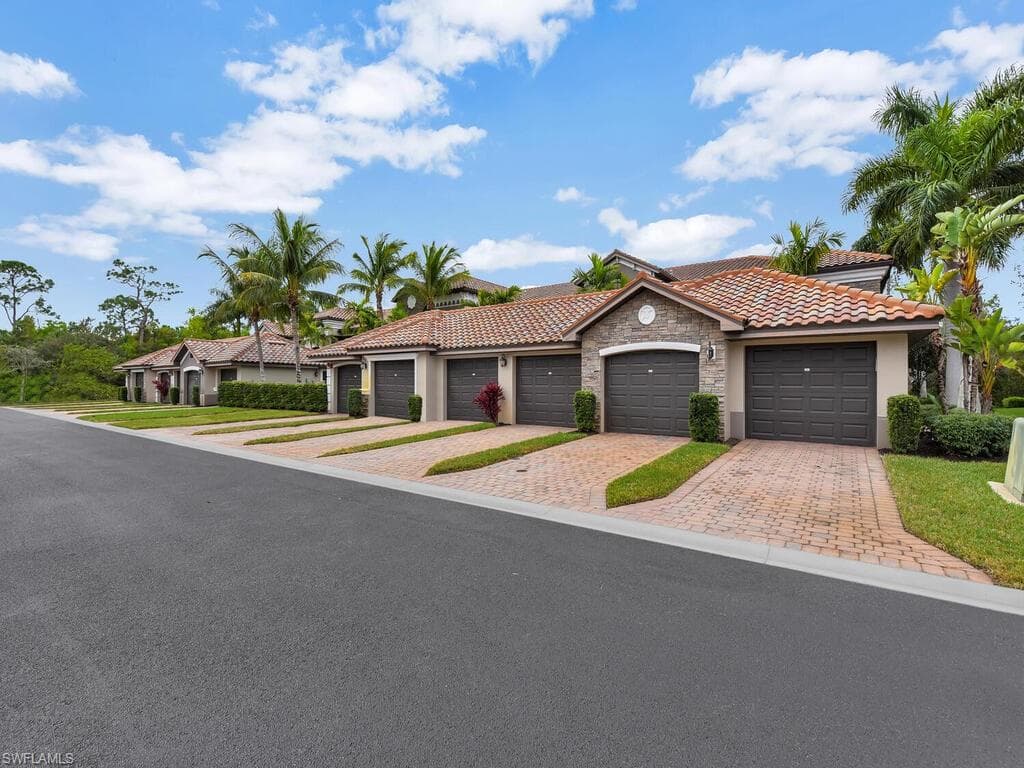 9832 Venezia CIR 1026 NAPLES, FL 34113