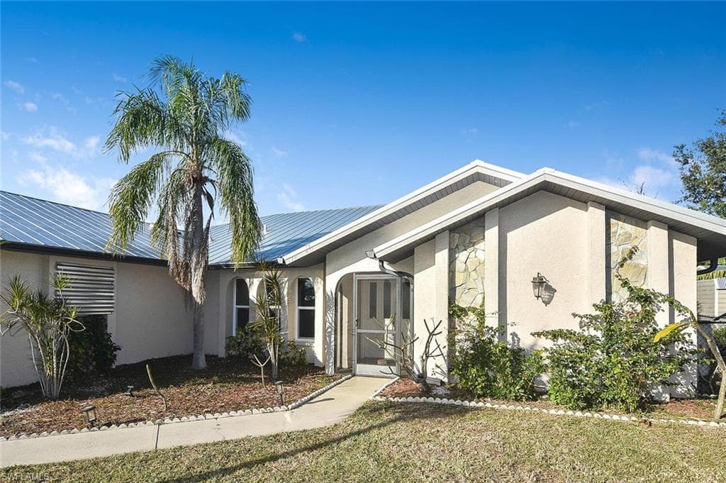 230 Salem AVE NW PORT CHARLOTTE, FL 33952