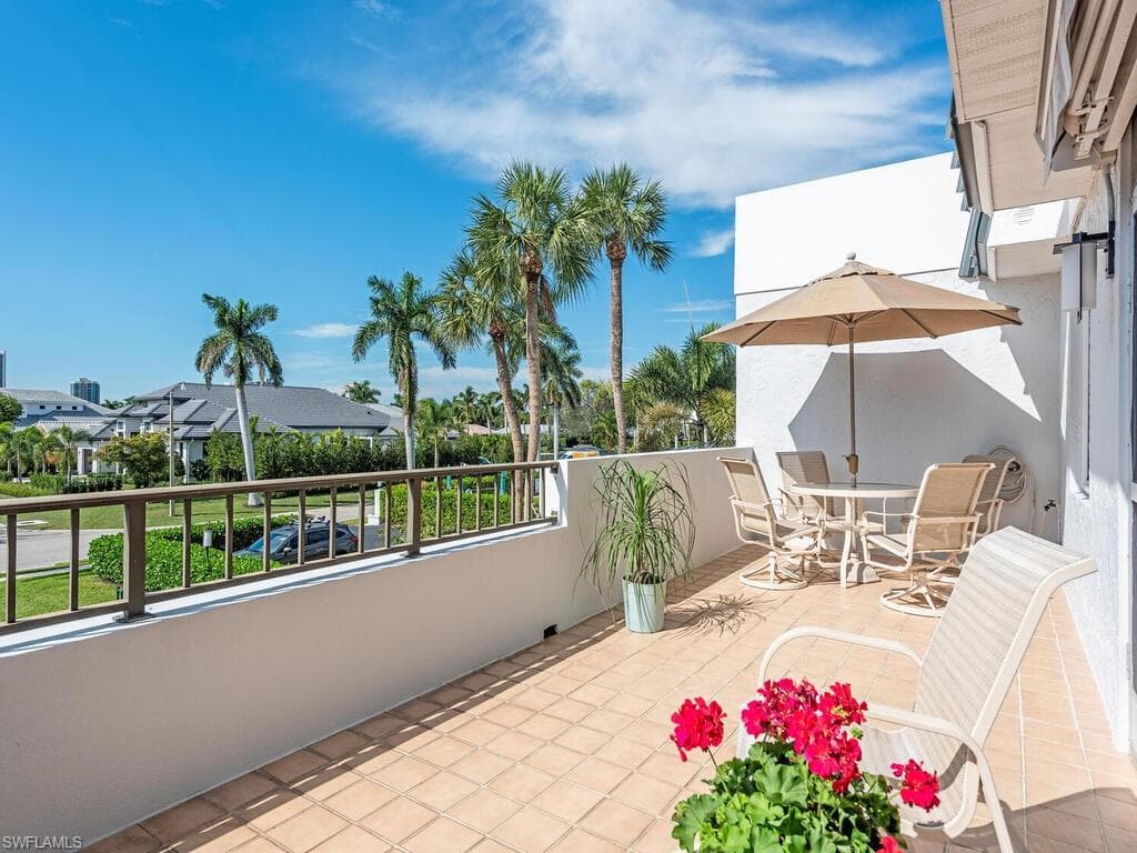 4200 Belair LN 204 NAPLES, FL 34103