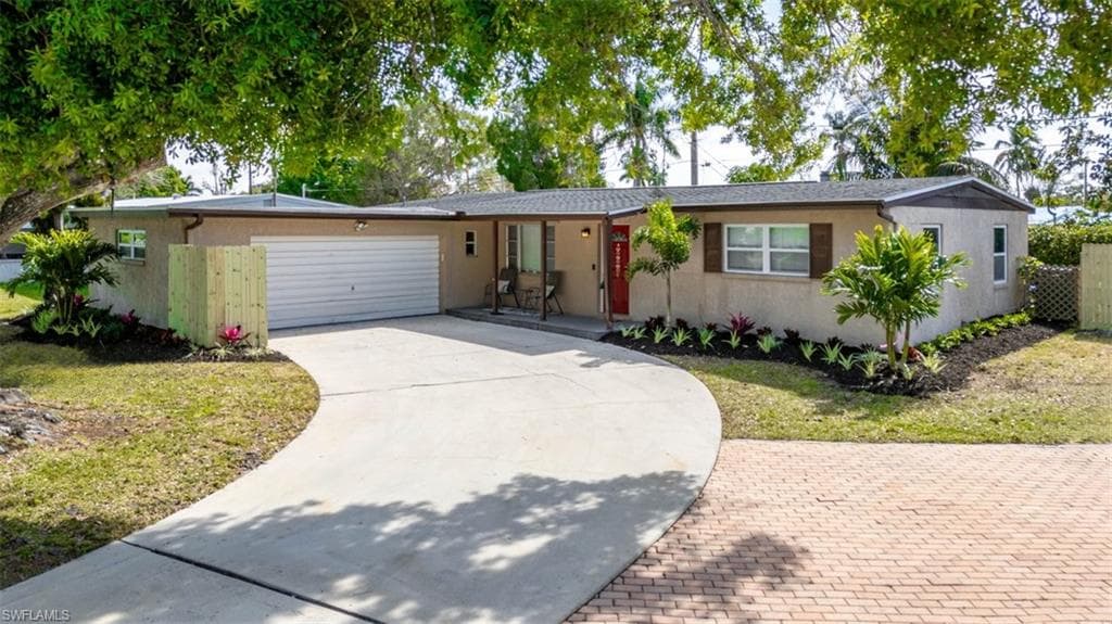 1604 Passaic AVE FORT MYERS, FL 33901