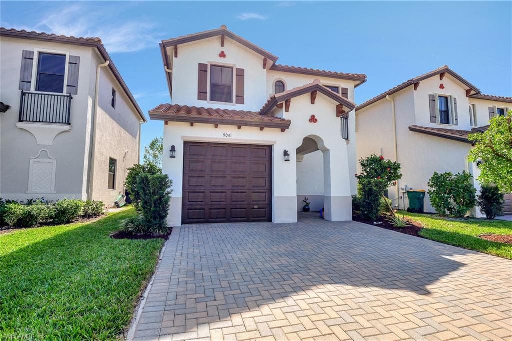 9041 Madrid CIR NAPLES, FL 34104