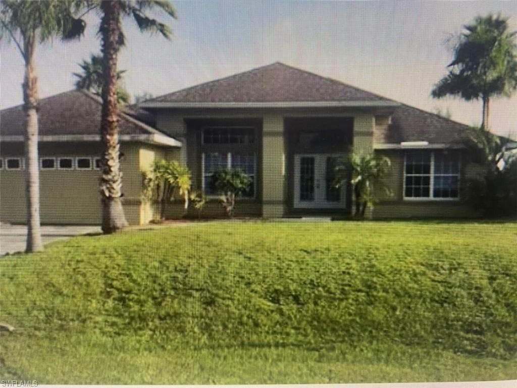 733 Bently ST E LEHIGH ACRES, FL 33974