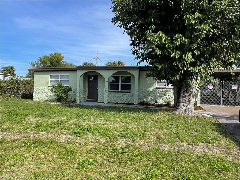 1523 Gardenia AVE FORT MYERS, FL 33916