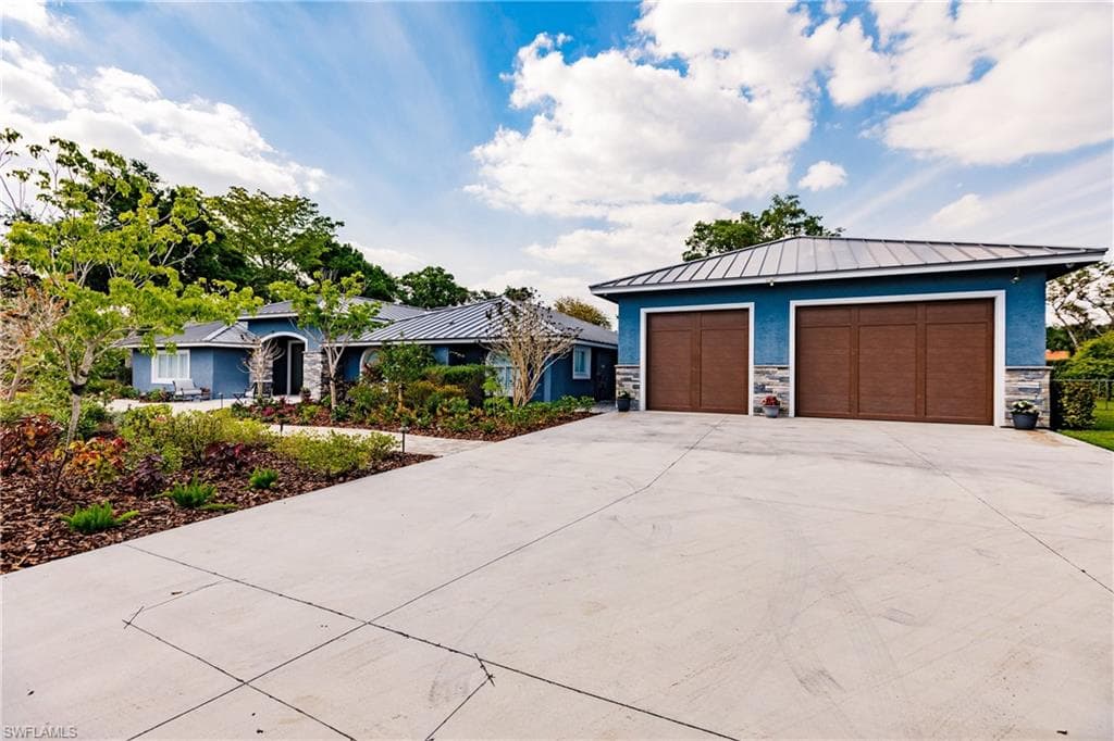 221 Tupelo RD NAPLES, FL 34108