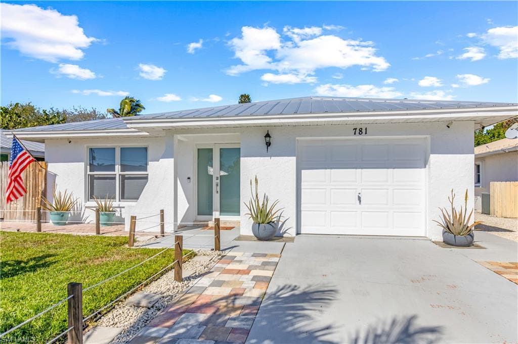 781 99th AVE N NAPLES, FL 34108