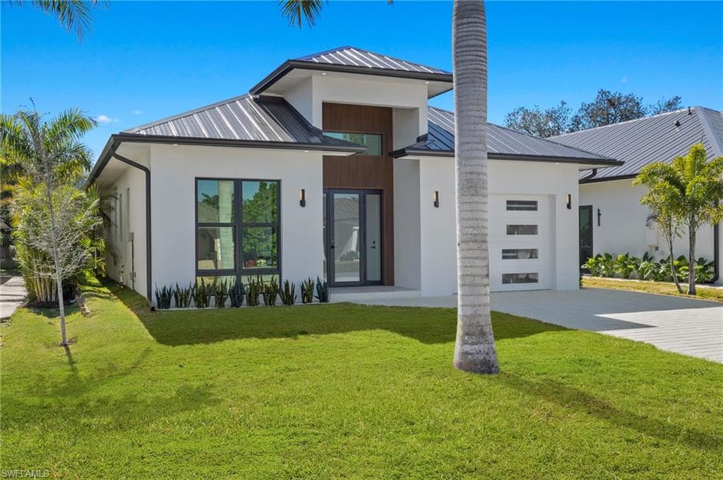 650 105th AVE N NAPLES, FL 34108