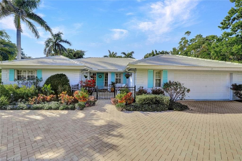 735 Old Trail DR NAPLES, FL 34103