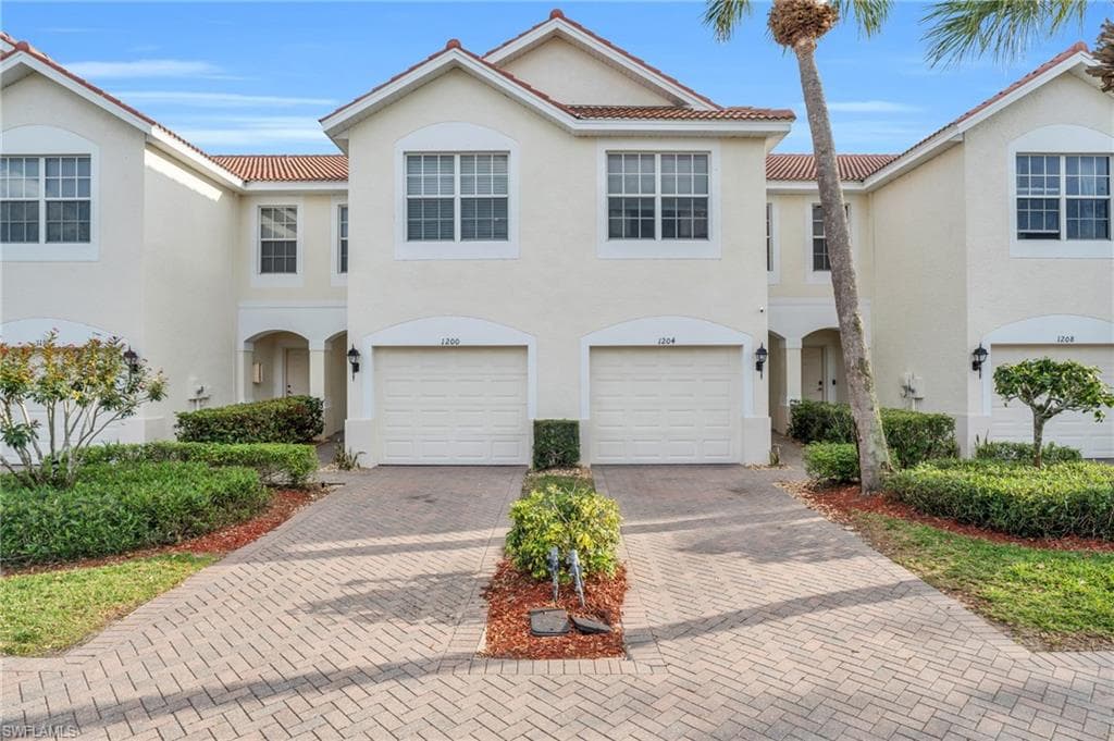 1204 Oxford LN 19 NAPLES, FL 34105