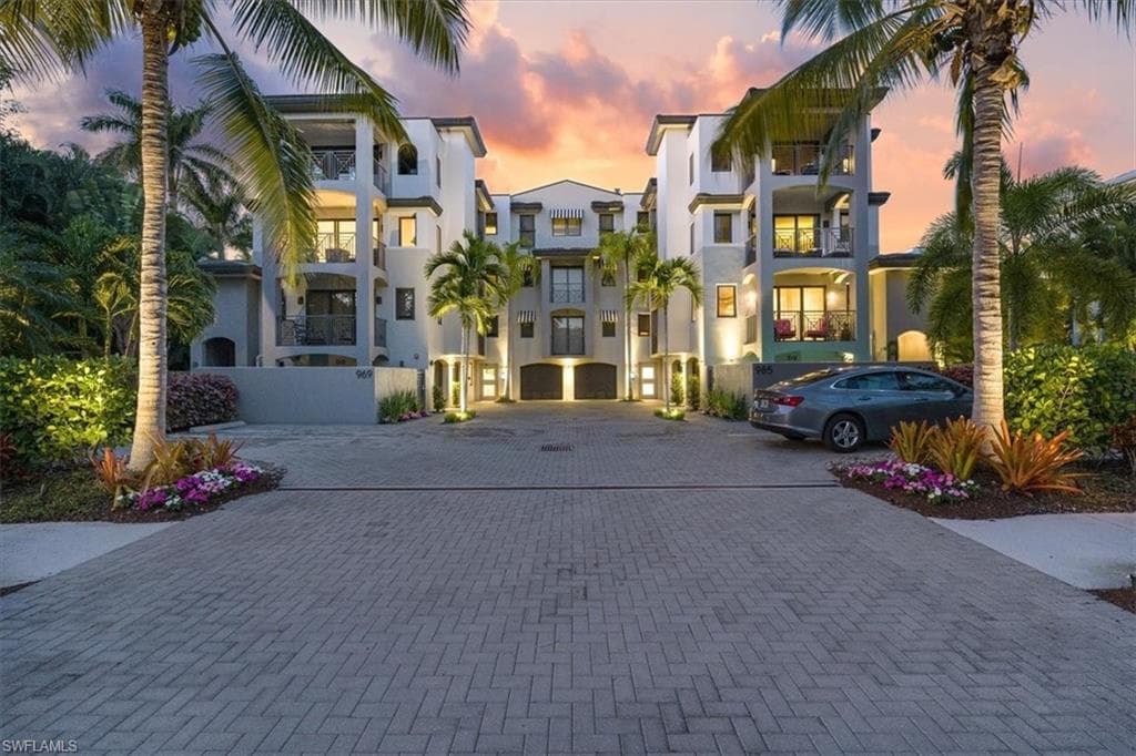 985 8th AVE S 302 NAPLES, FL 34102