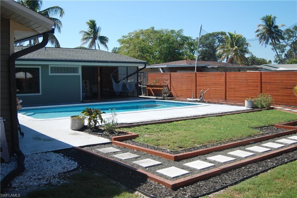 4033 Coconut CIR S NAPLES, FL 34104