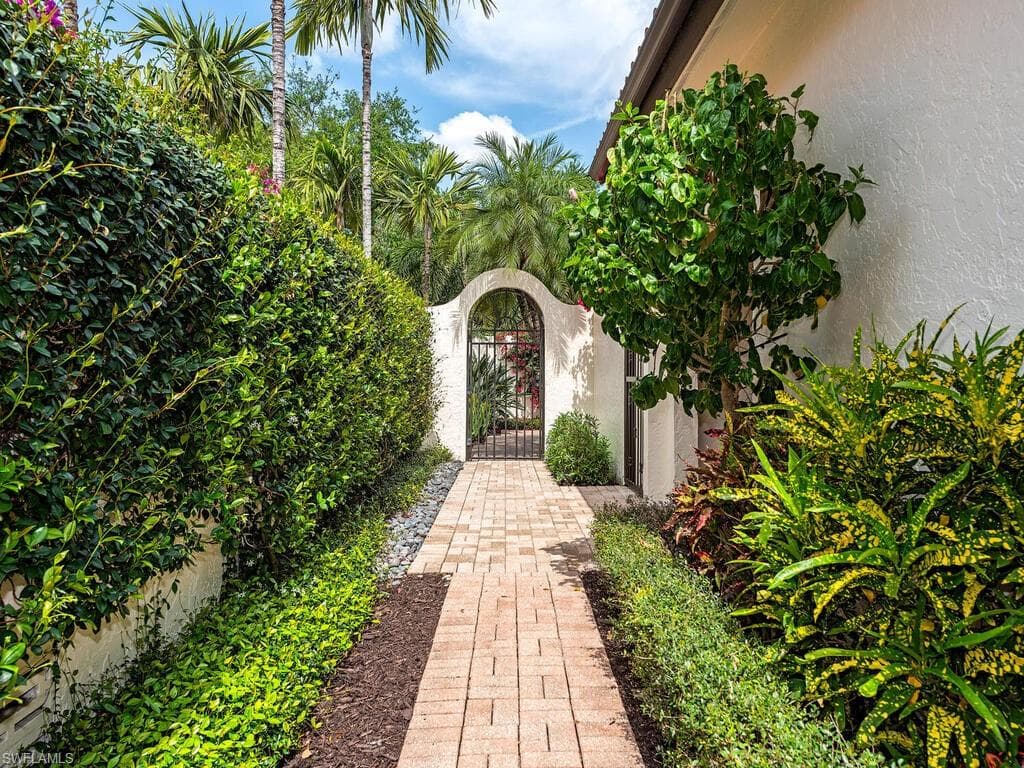 14 Las Brisas WAY 15 NAPLES, FL 34108