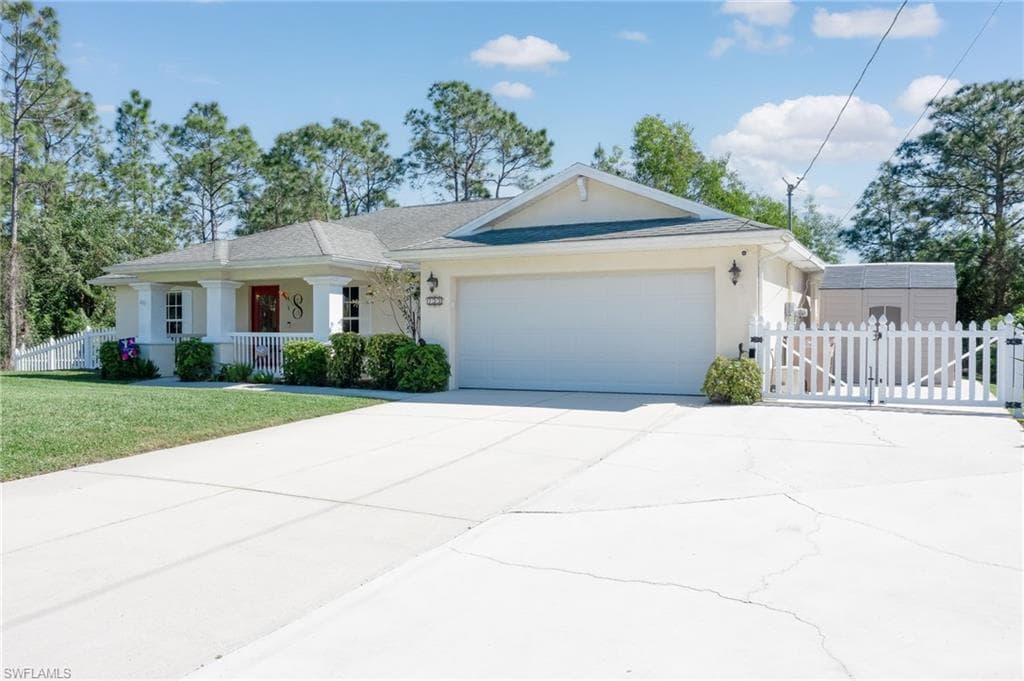 733 Fuller AVE S LEHIGH ACRES, FL 33974
