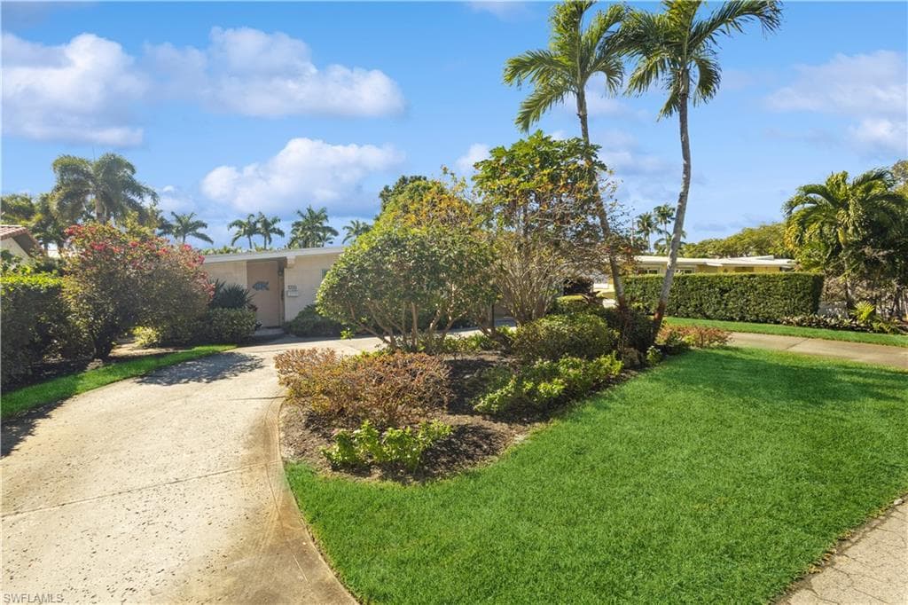756 Broad CT S NAPLES, FL 34102