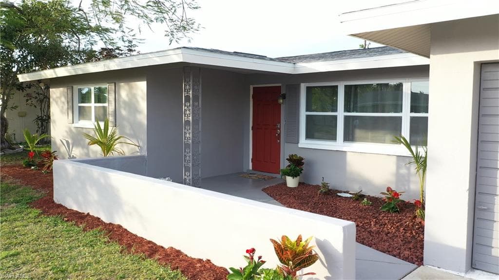 811 Entrada DR N FORT MYERS, FL 33919