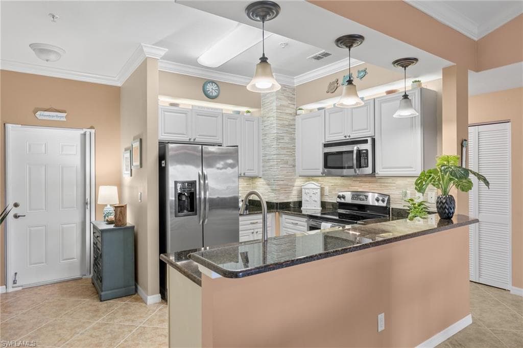 1076 Winding Pines CIR 203 CAPE CORAL, FL 33909