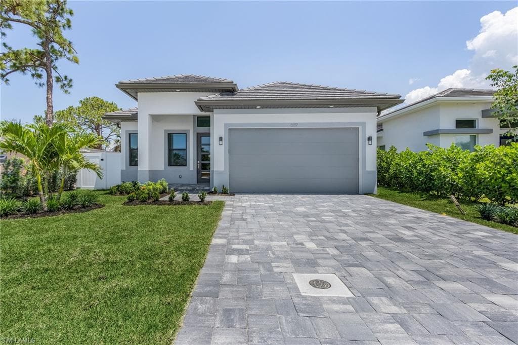 686 101st AVE N NAPLES, FL 34108