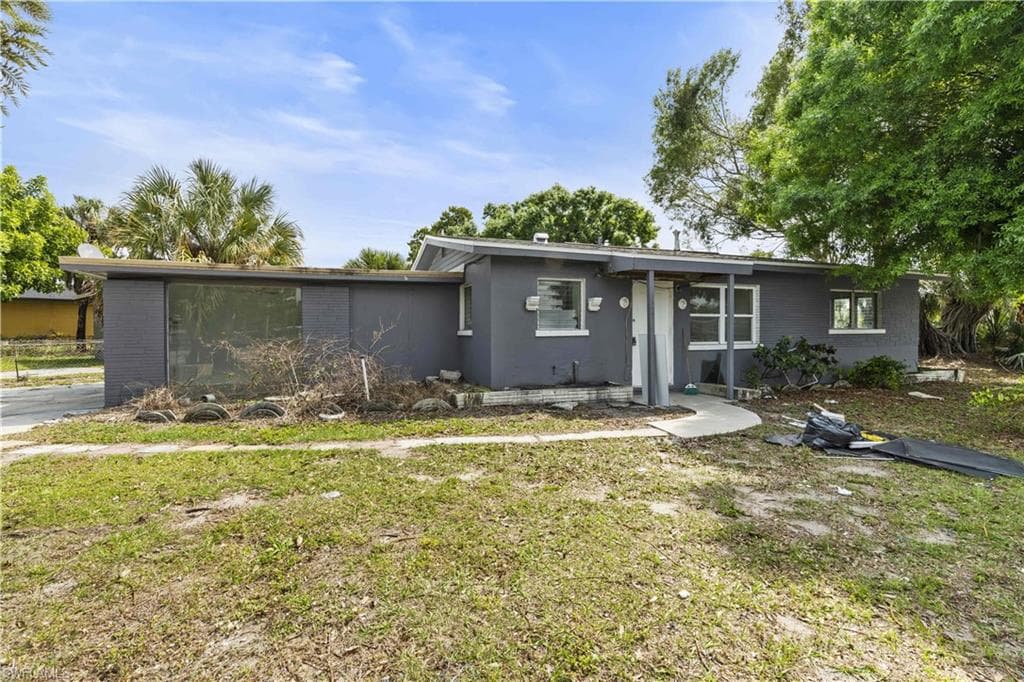 1527 Veronica S Shoemaker BLVD FORT MYERS, FL 33916