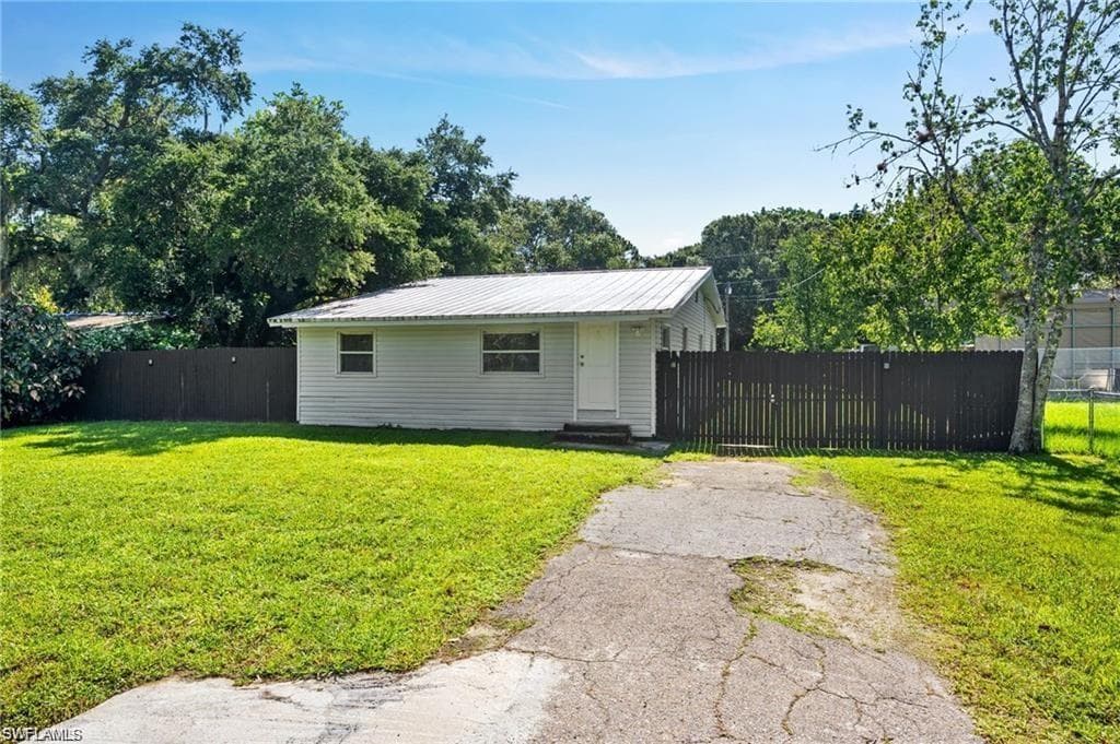 2716 Winona DR NORTH FORT MYERS, FL 33917