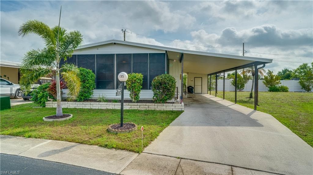 135 Lakeside CIR NORTH FORT MYERS, FL 33903