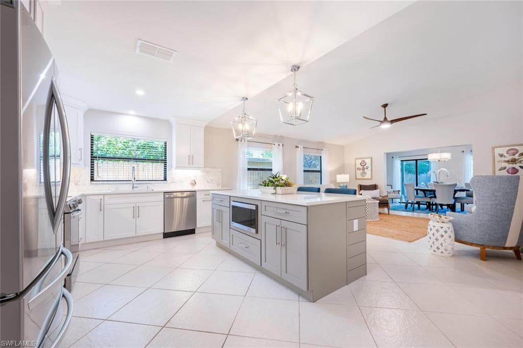 657 107th AVE N NAPLES, FL 34108