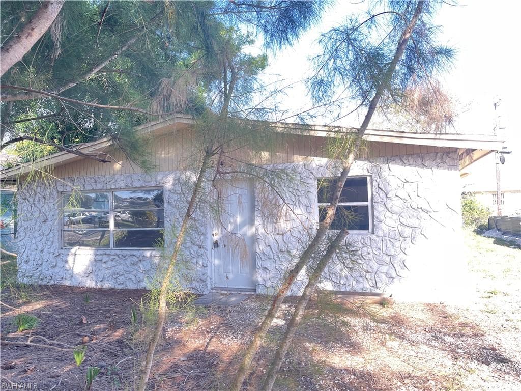 2165 Davis CT FORT MYERS, FL 33916