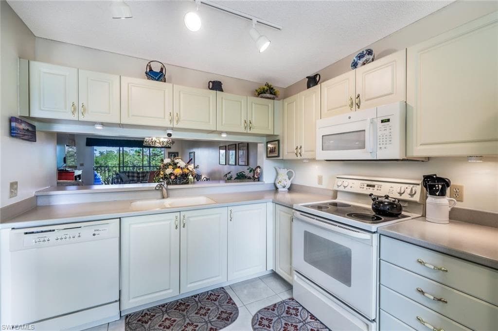 3021 Sandpiper Bay CIR E301 NAPLES, FL 34112