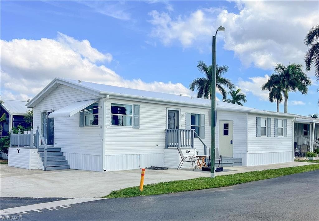 11173 Sunburst LN FORT MYERS, FL 33908