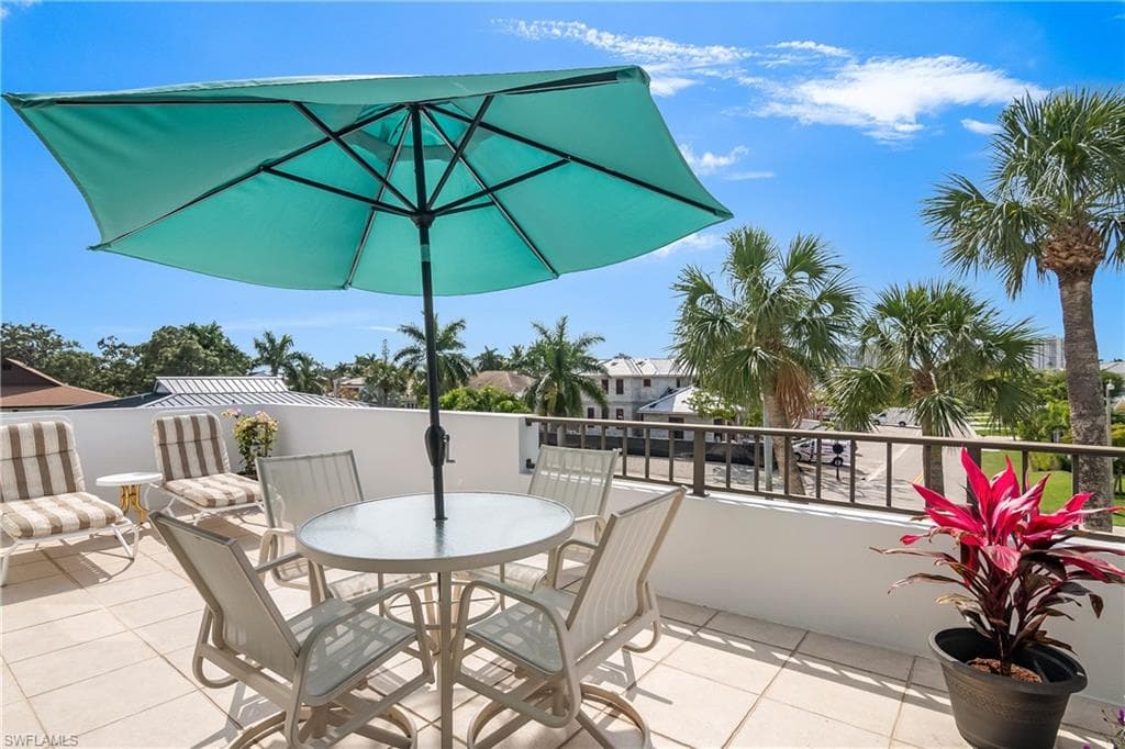 4200 Belair LN 305 NAPLES, FL 34103