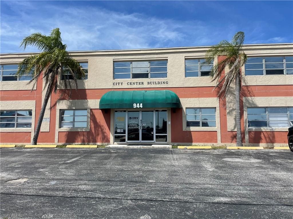 944 Country Club BLVD CAPE CORAL, FL 33990